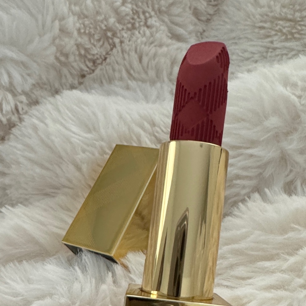 Burberry Kisses Matte Lip Colour-Matte Deep Peach. NIB